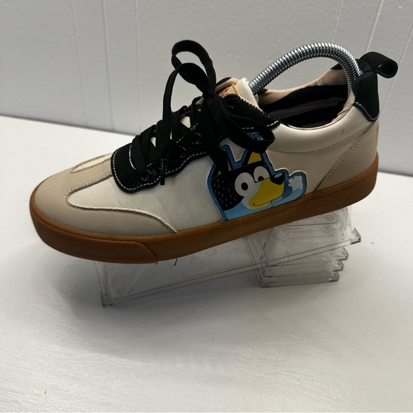 BLUEY Cartoon sneakers Bluey on 1 shoe and Bingo on the other runs large (9) - Picture 2 of 9